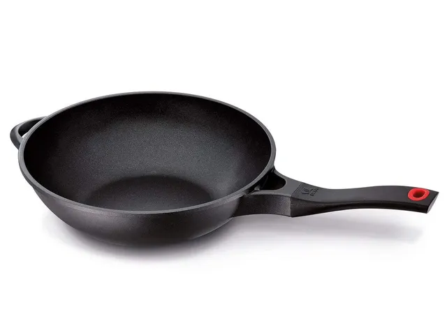 beka-energy-13520304-wok-en-fonte-d-aluminium-noir-rev-tement-dual-force-tous-fe image 1