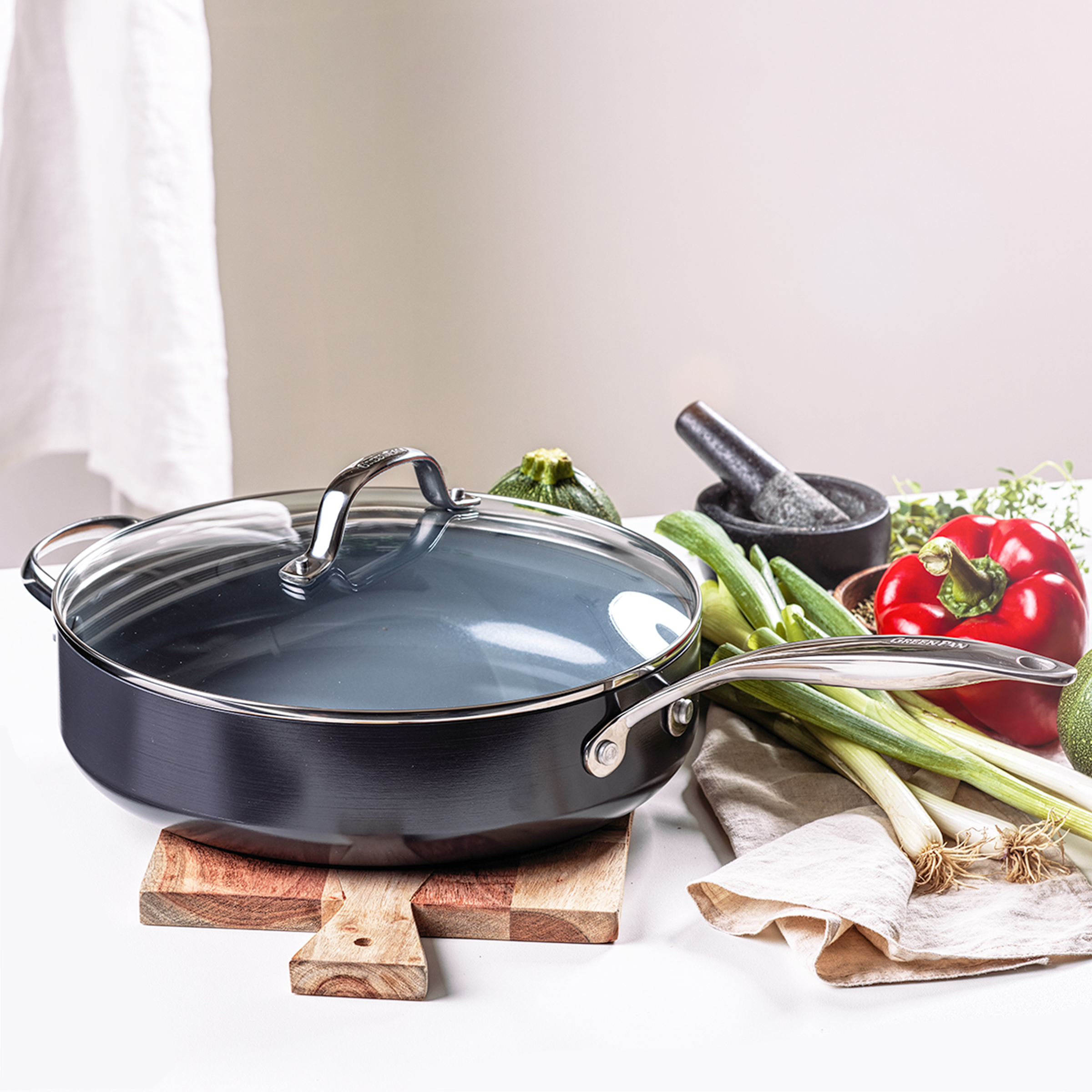 greenpan-valencia-pro-sauteuse-28-cm-avec-couvercle-aluminium-anodis-magneto-ind image 2