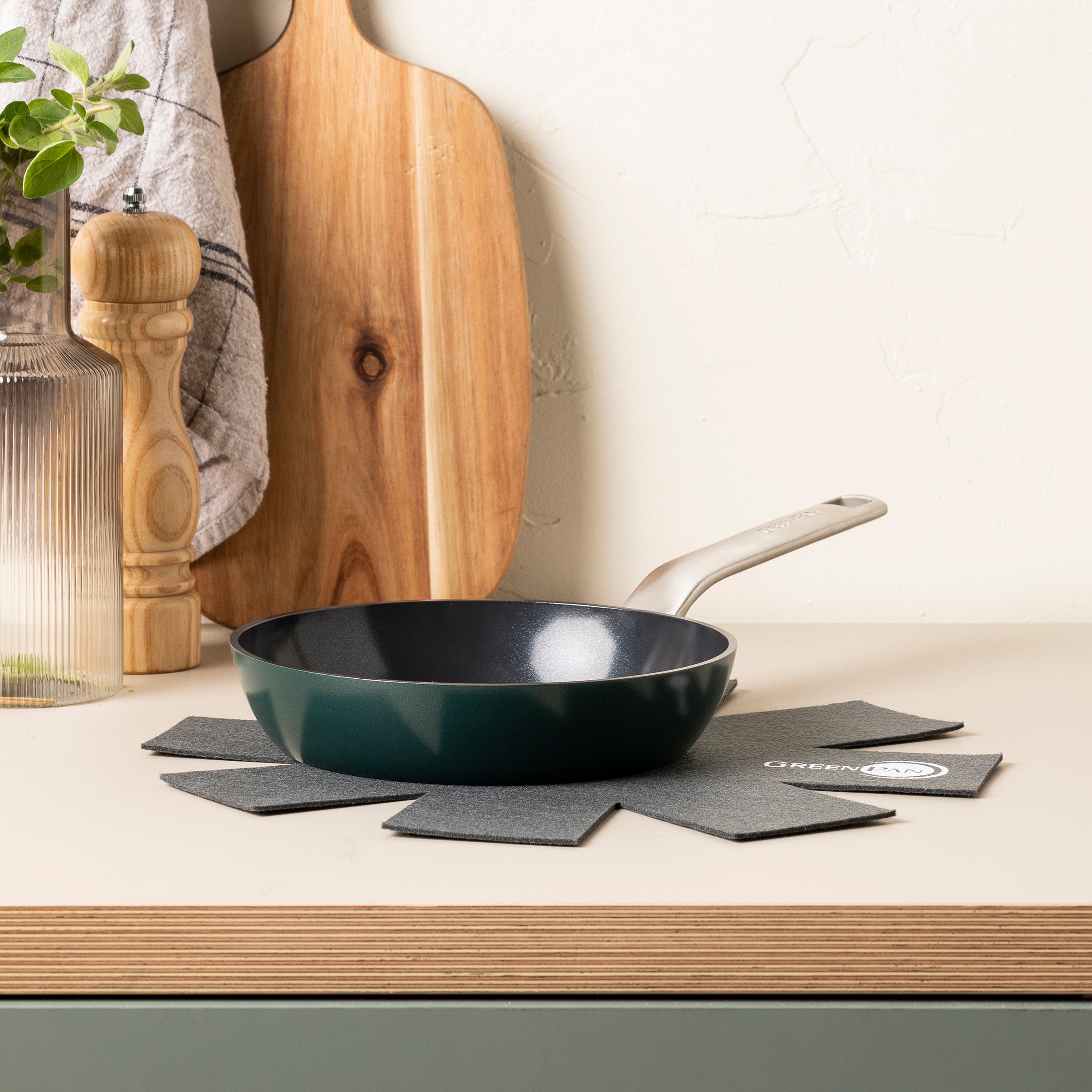 greenpan-evolution-po-le-20-cm-pine-green-aluminium-recycl-avec-poign-e-dor-e-am image 2