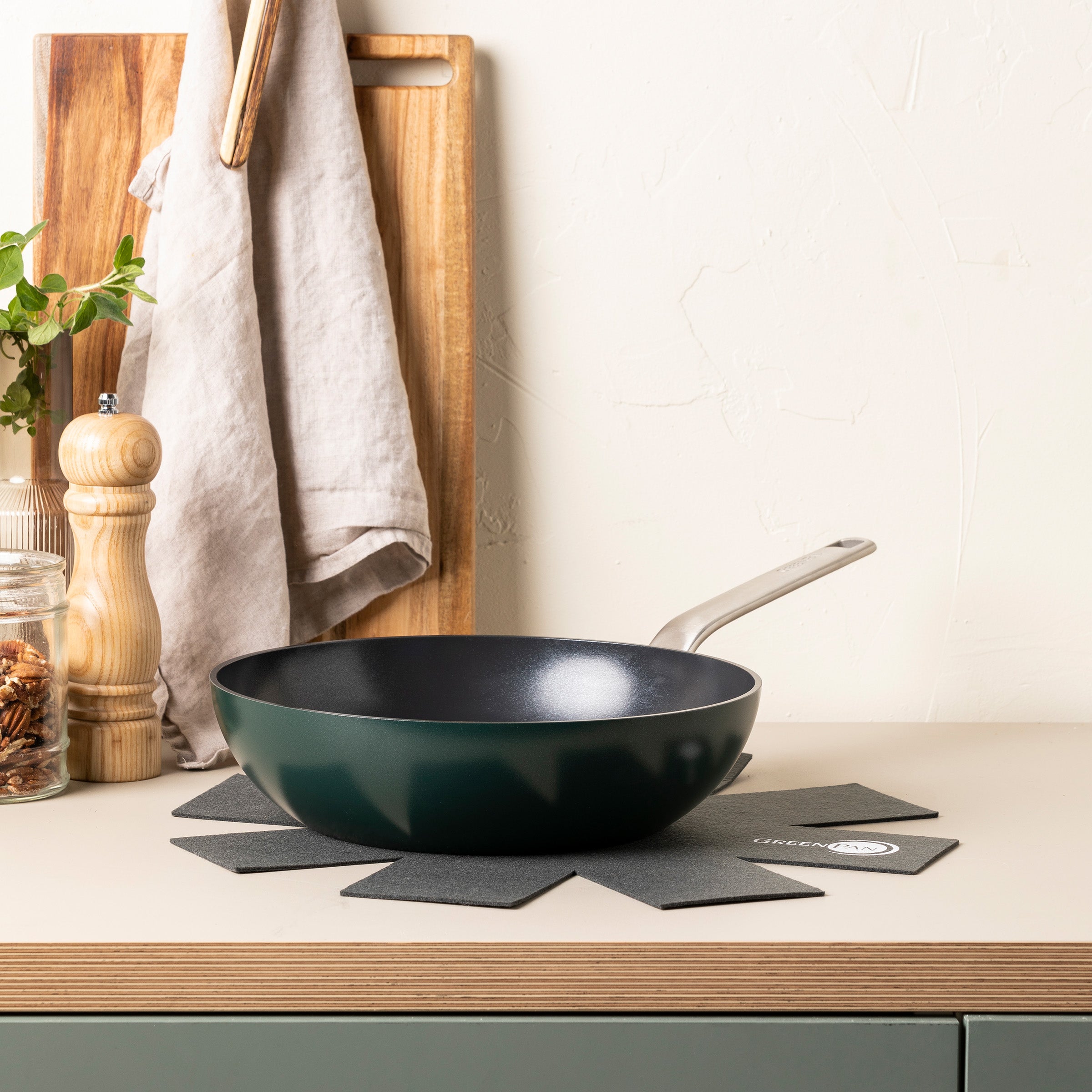 greenpan-evolution-pine-green-wok-28-cm-poign-e-dor-e-amovible image 2