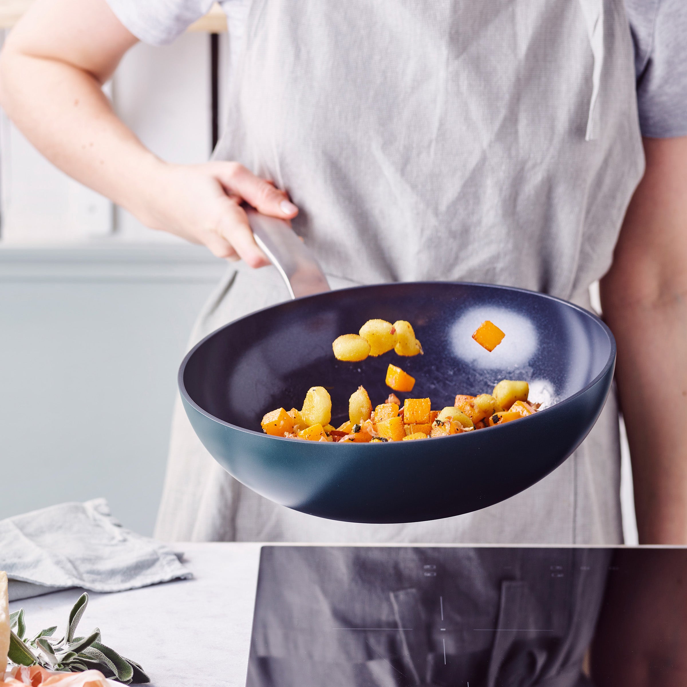 greenpan-evolution-pine-green-wok-28-cm-poign-e-dor-e-amovible image 5