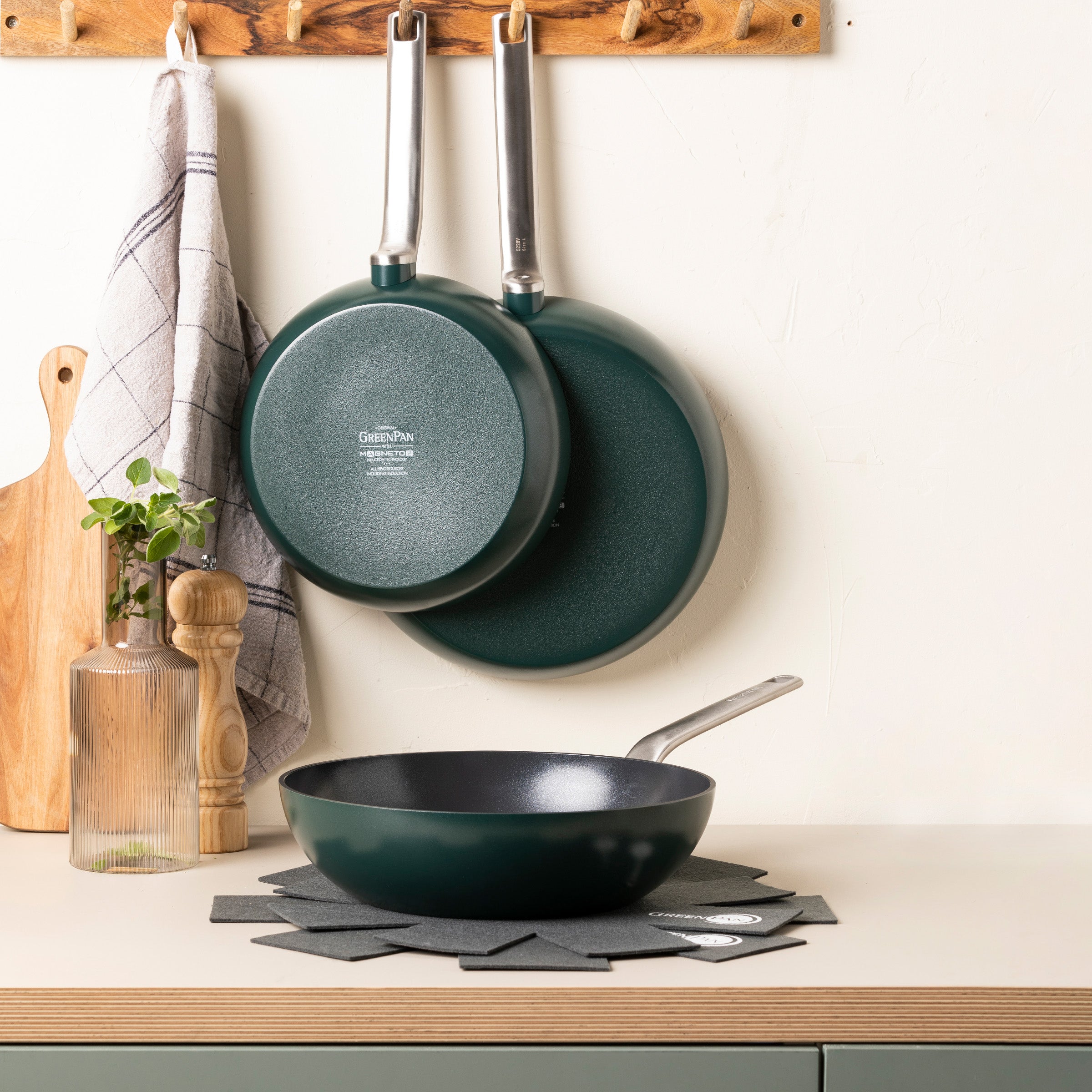 greenpan-evolution-set-de-3-pi-ces-pine-green-avec-poign-e-dor-e-amovible image 2