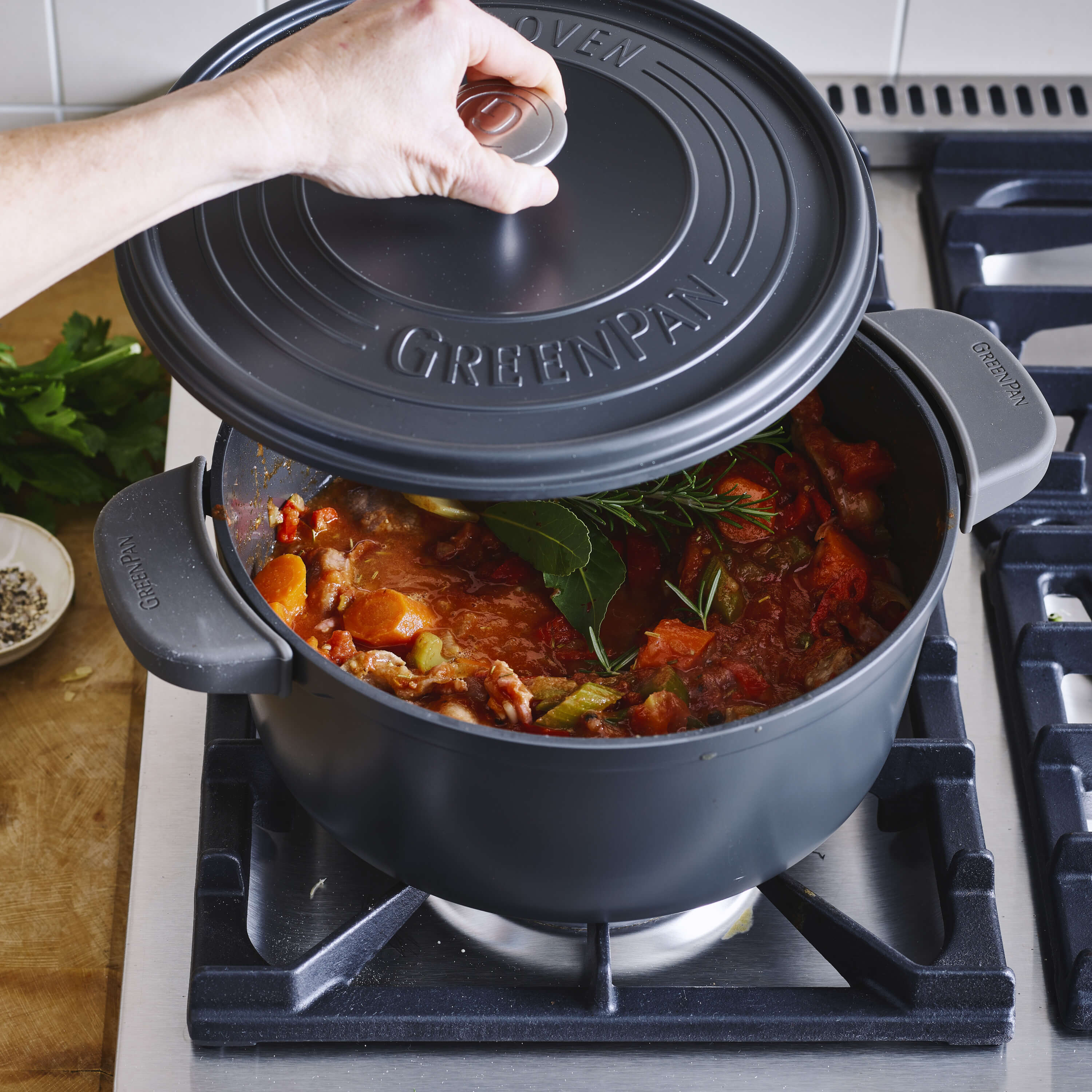 greenpan-c-leste-cocotte-26-cm-en-fonte-d-aluminium-l-g-re-design-r-tro-compatib image 5