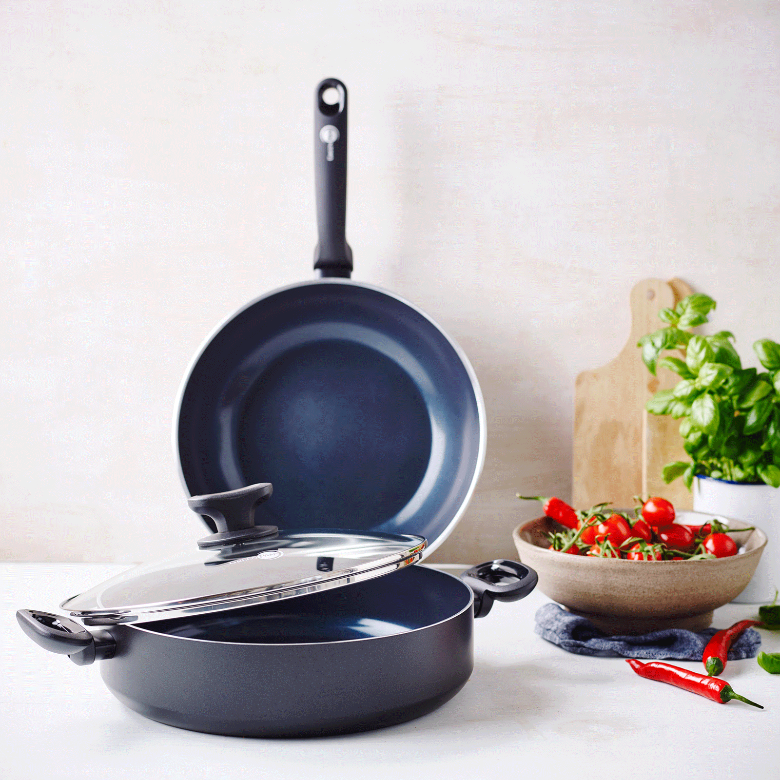 greenpan-torino-sauteuse-avec-couvercle-bords-droits-surface-de-cuisson-25-plus- image 2