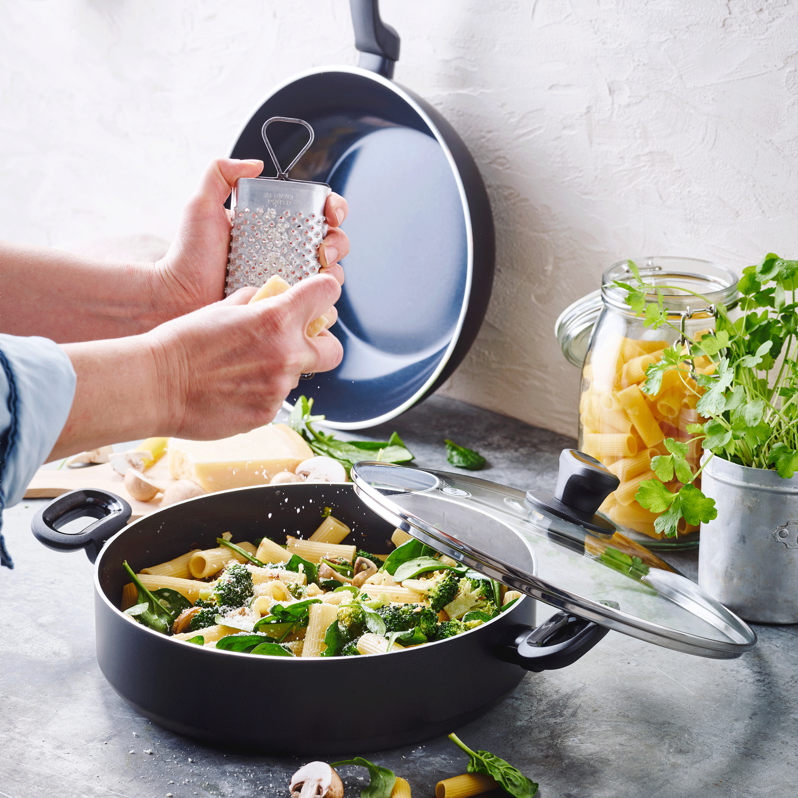 greenpan-torino-sauteuse-avec-couvercle-bords-droits-surface-de-cuisson-25-plus- image 4